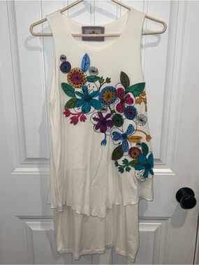 Mamatayoe Embroidered Floral Cream Sleeveless Tunic Top